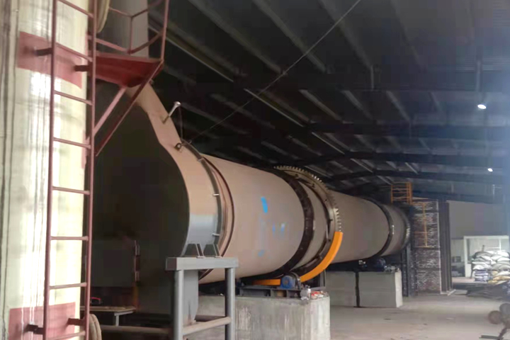 来自矿产开发、洗选加工过程中产生的大量粘土、泥土矿沙由于持水性高、粘度大、易抱团结块给后续物料磨粉、焙烧等工序造成不良影响，烘干机厂家郑州东鼎干燥针对此类物料干燥及应用特
